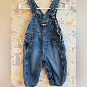 Oshkosh Baby B’gosh Medium Wash Unisex Knit-Like Demin Overalls Size 6 Months